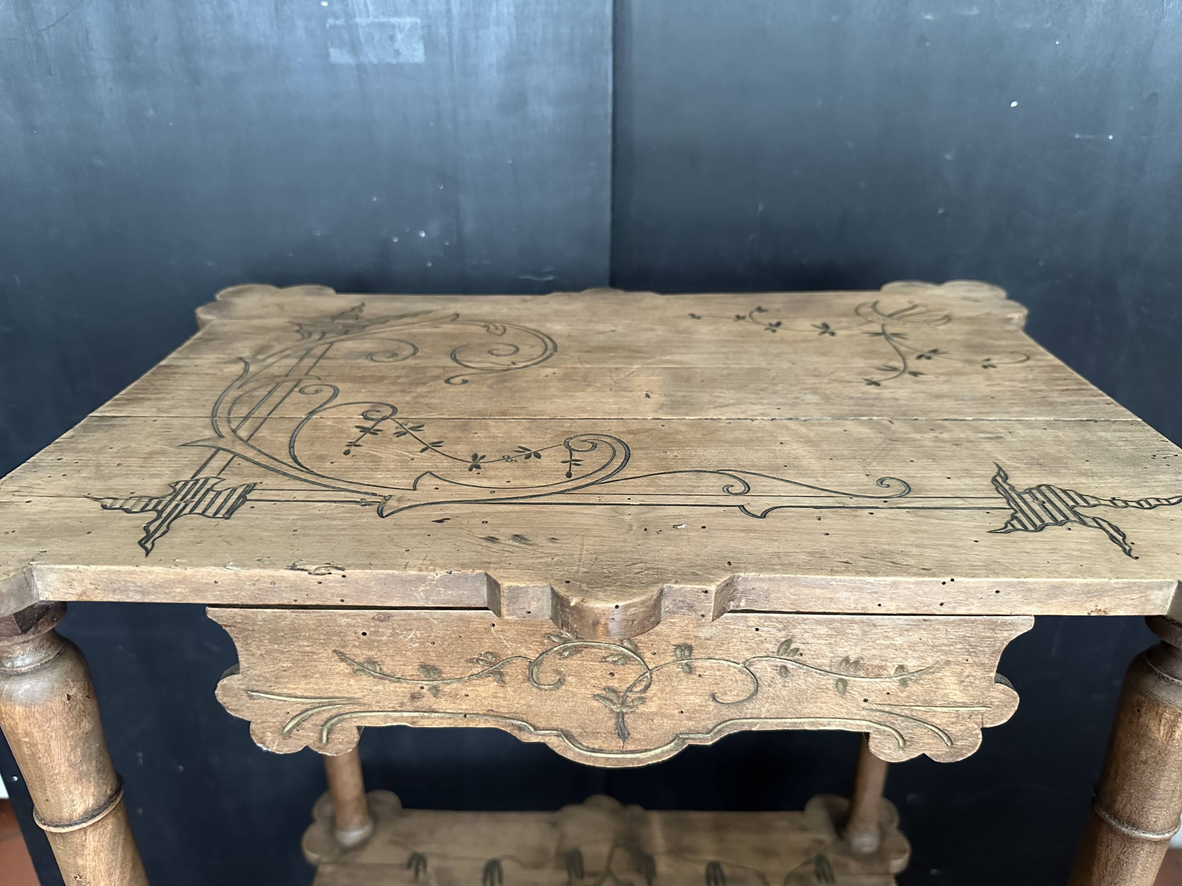 Table d’appoint Art nouveau en bois gravé avec tiroir, vers 1900