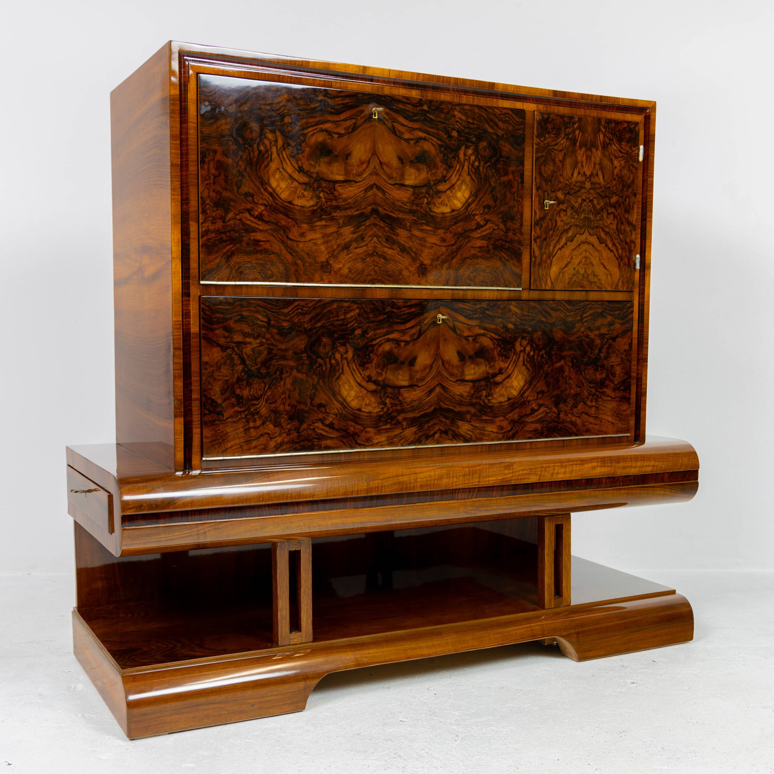 Art Deco bar cabinet in walnut, Wilhelm Mosurski - 1930s
