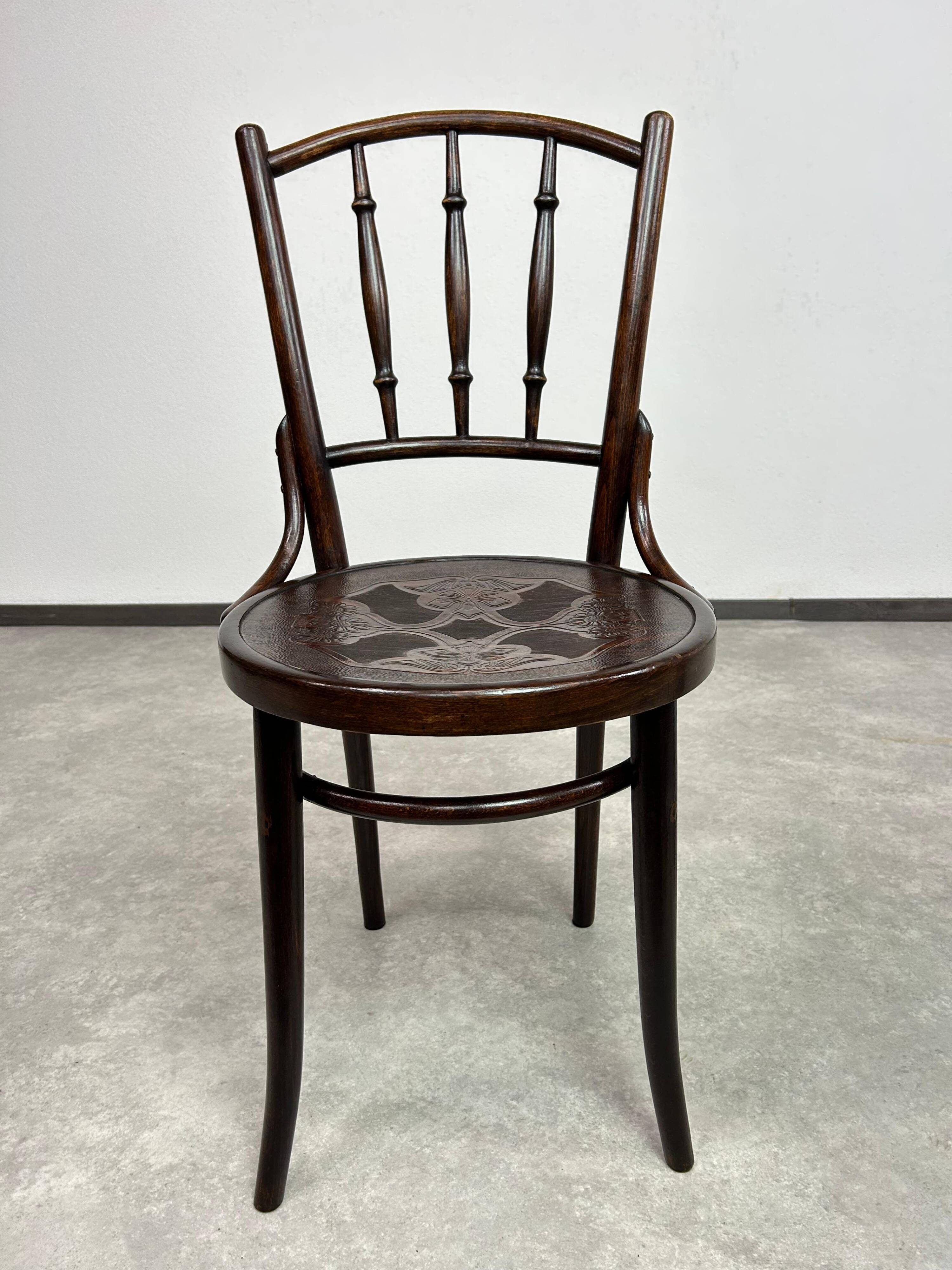 Curved wooden dining chairs by Thonet Mundus