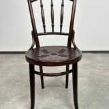 Curved wooden dining chairs by Thonet Mundus