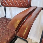 Lot de 4 chaises de salle à manger vintage en cuir matelassé : base en métal noir