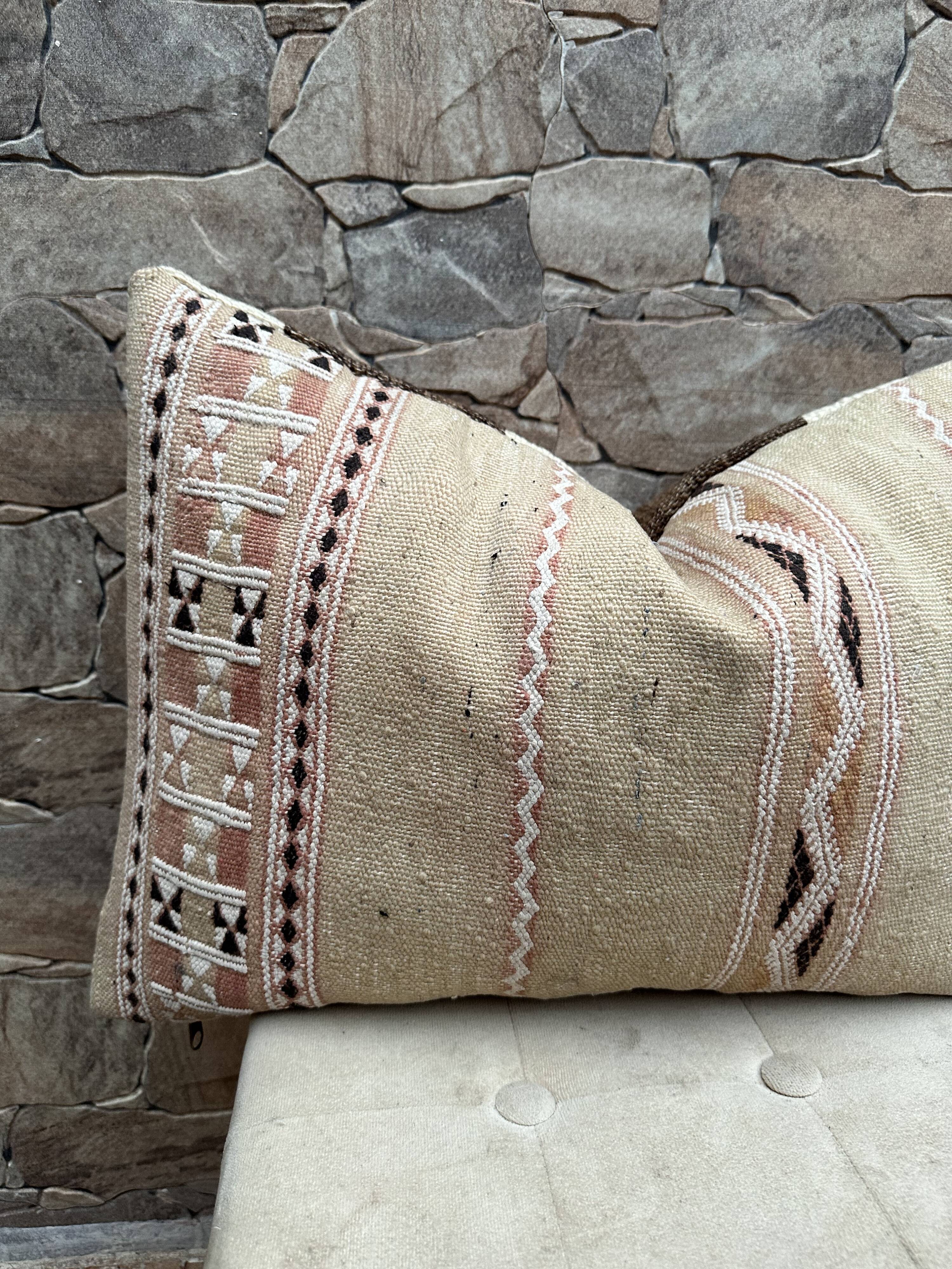 Vintage Berber Kilim cushion cover: Moroccan wool cushion
