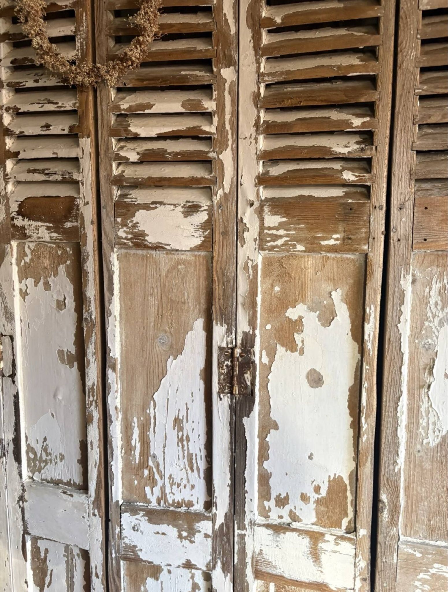 Ensemble d’anciens volets en bois