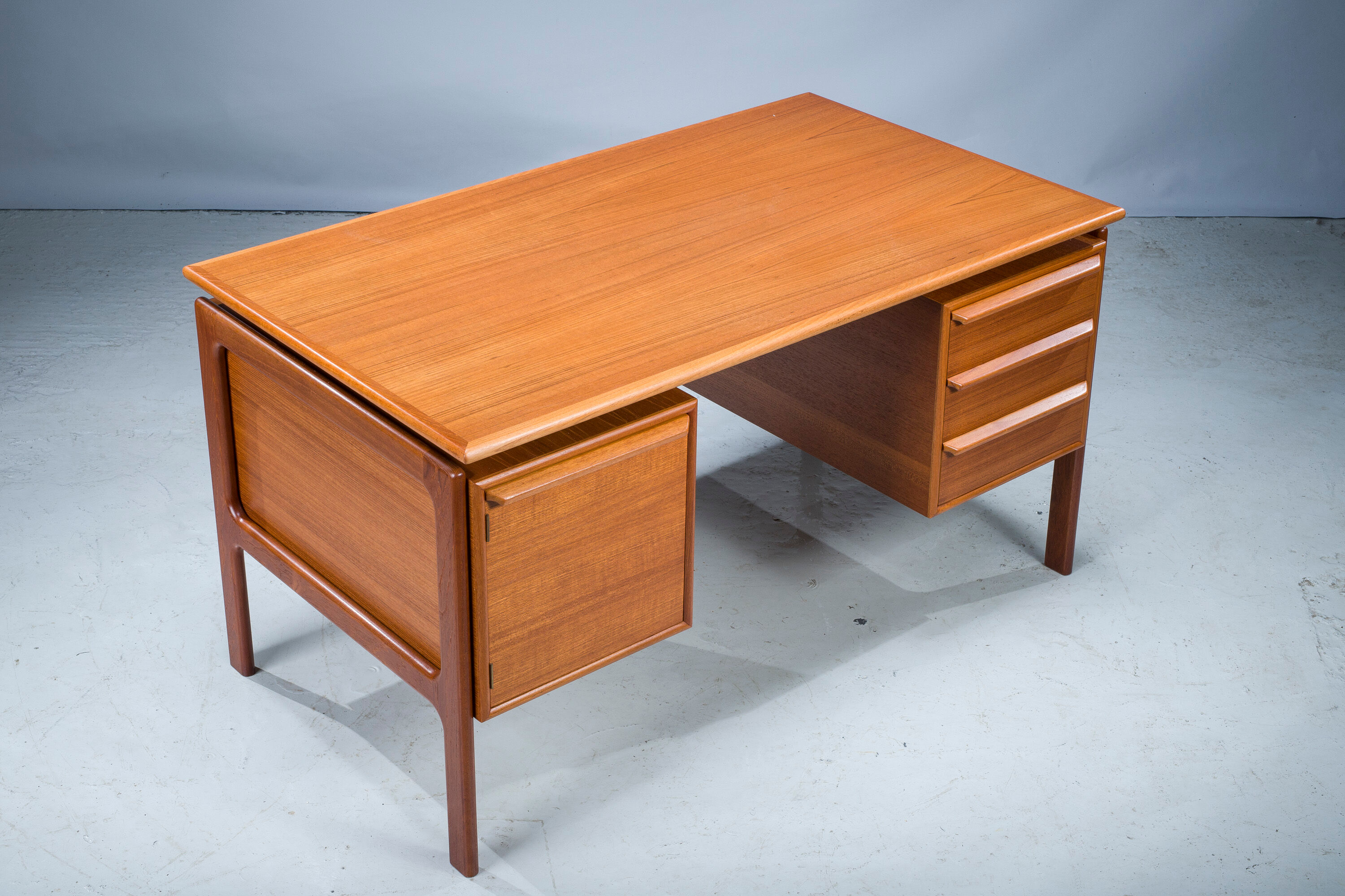 Mid-century teak freestanding desk from GV Møbler, 1960s