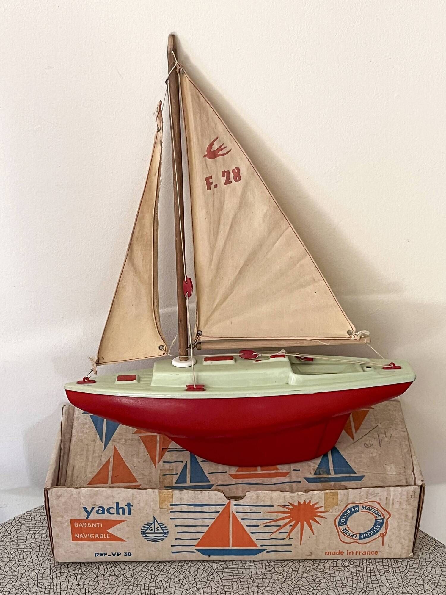 Basin sailing boat, F28 VP30 model from the French brand Giraud Sauveur.