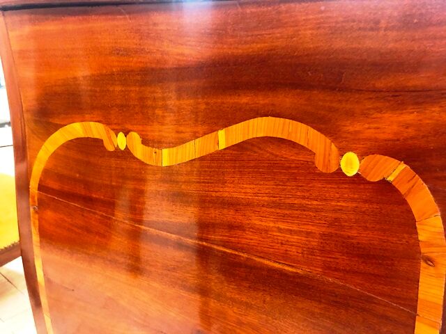 Curved chest of drawers of the eighteenth century