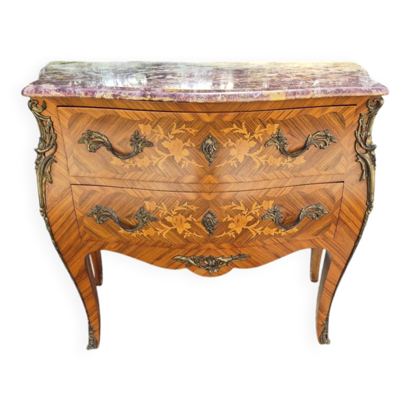 Commode sauteuse de style Louis XV à décor de marqueterie et marbre