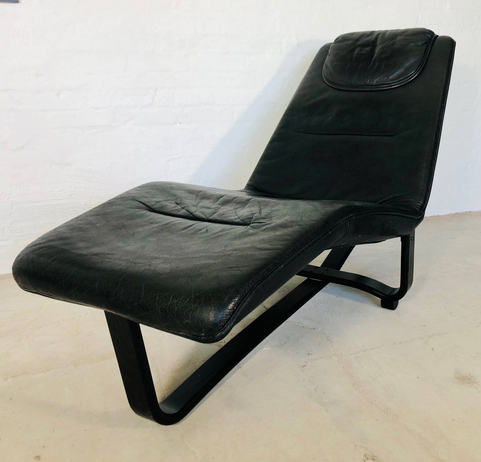 VINTAGE MID-CENTURY BLACK LEATHER CHAISE LOUNGE BY INGMAR RELLING