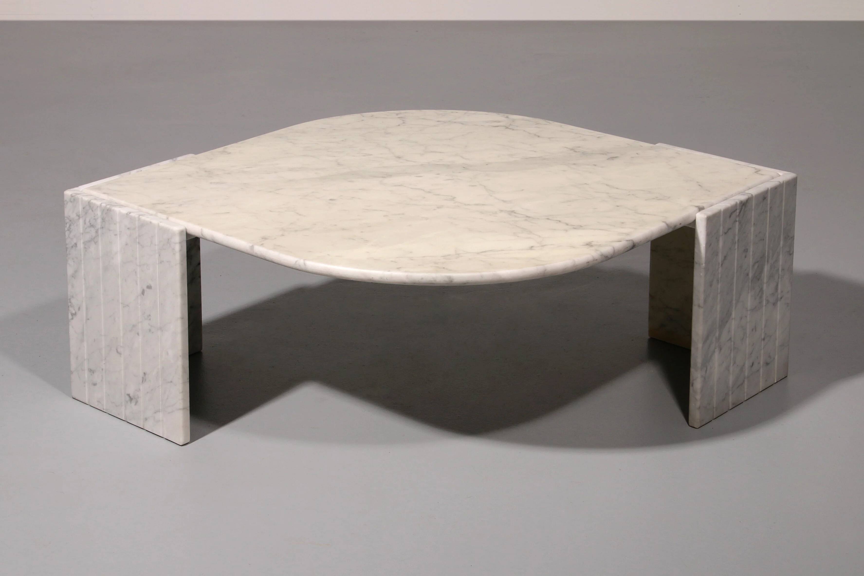 Table basse italienne en marbre en forme de larme, années 1980