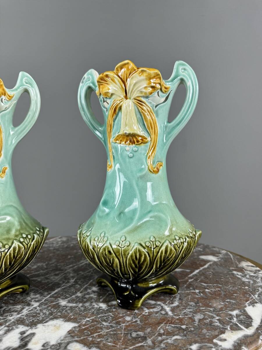 Pair of Art Nouveau vases in glazed ceramic with floral decoration, 20th Century