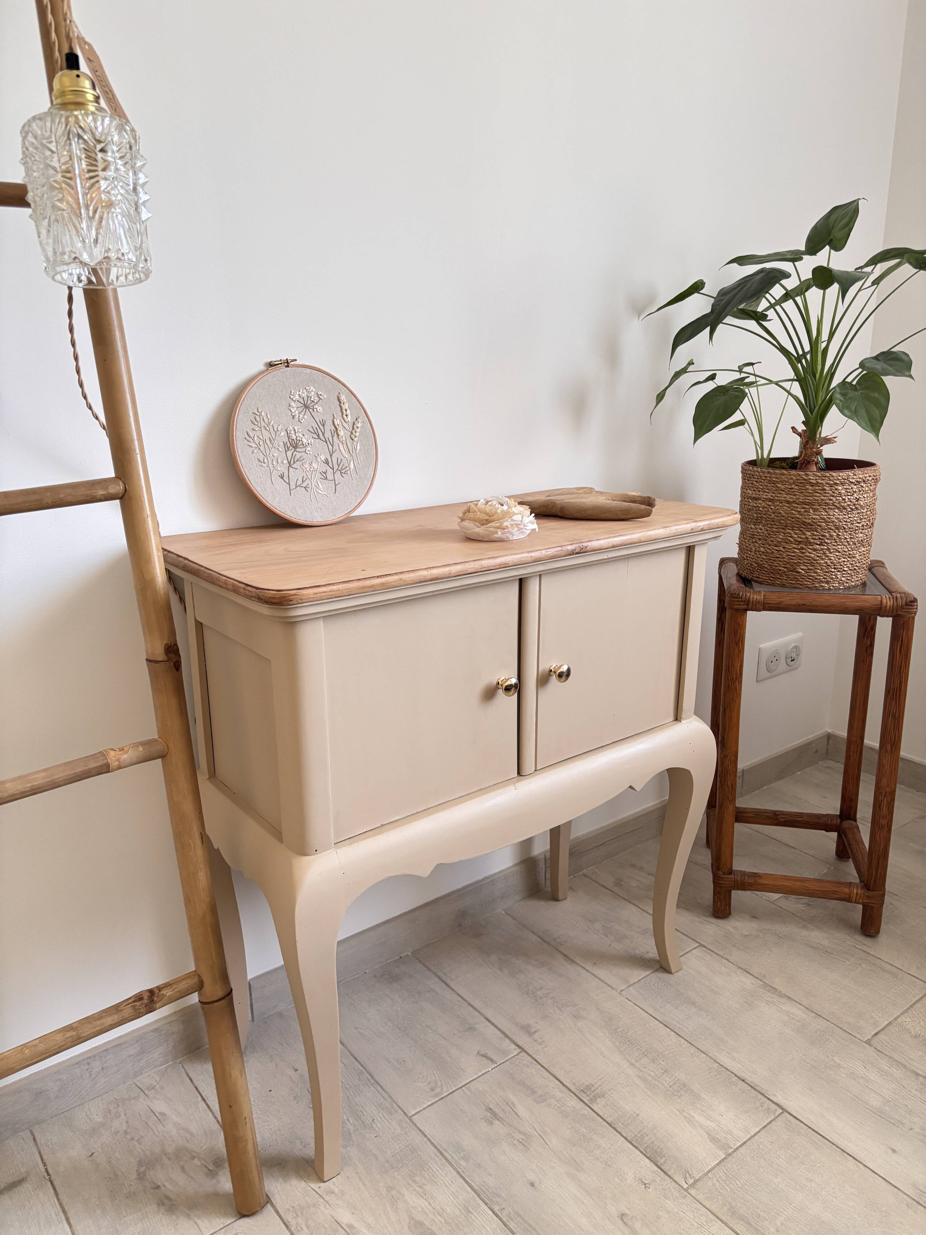 Small accent furniture / cream beige chest of drawers natural wood – chic style