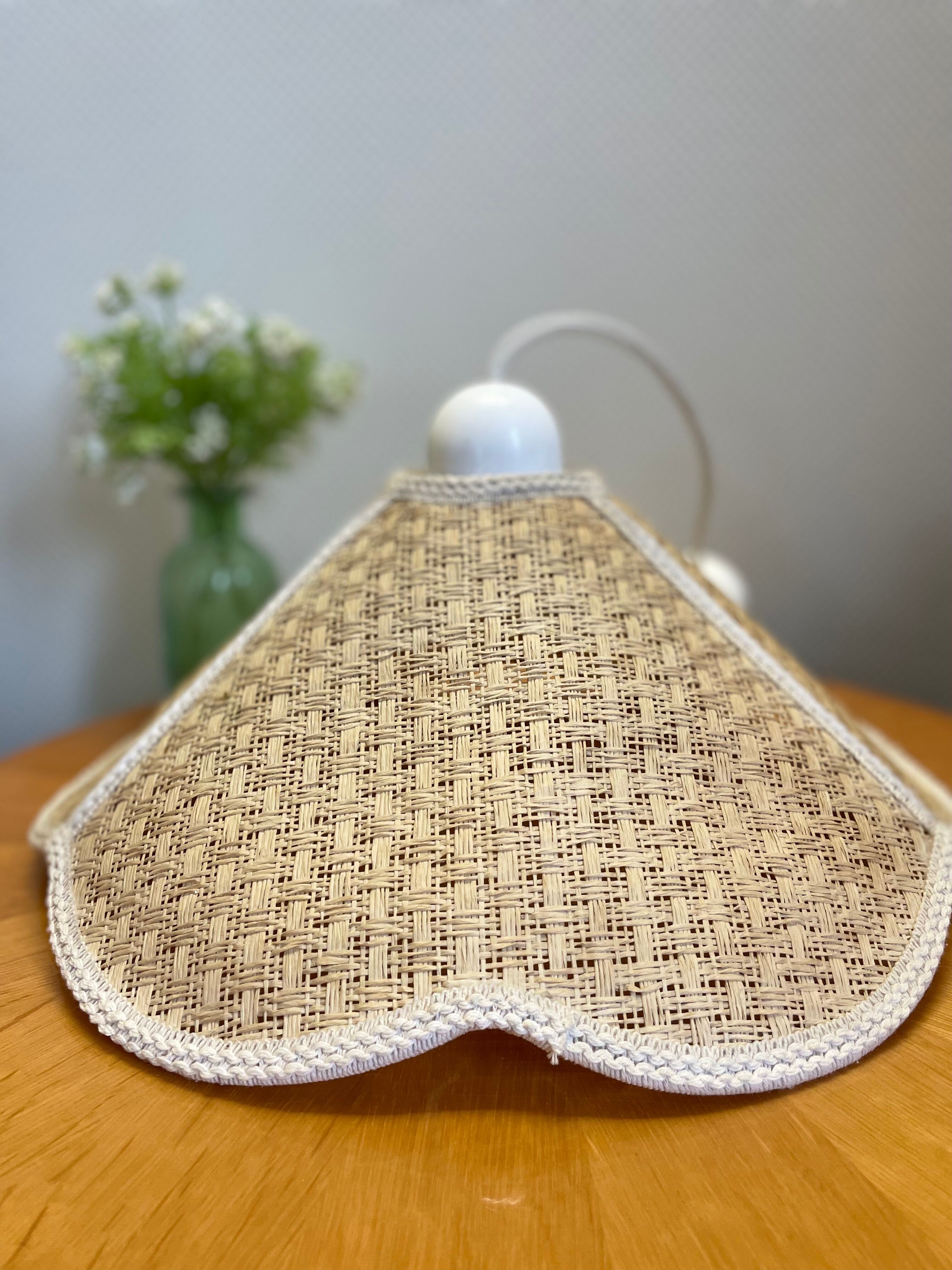 Suspension fleur en rotin vintage beige