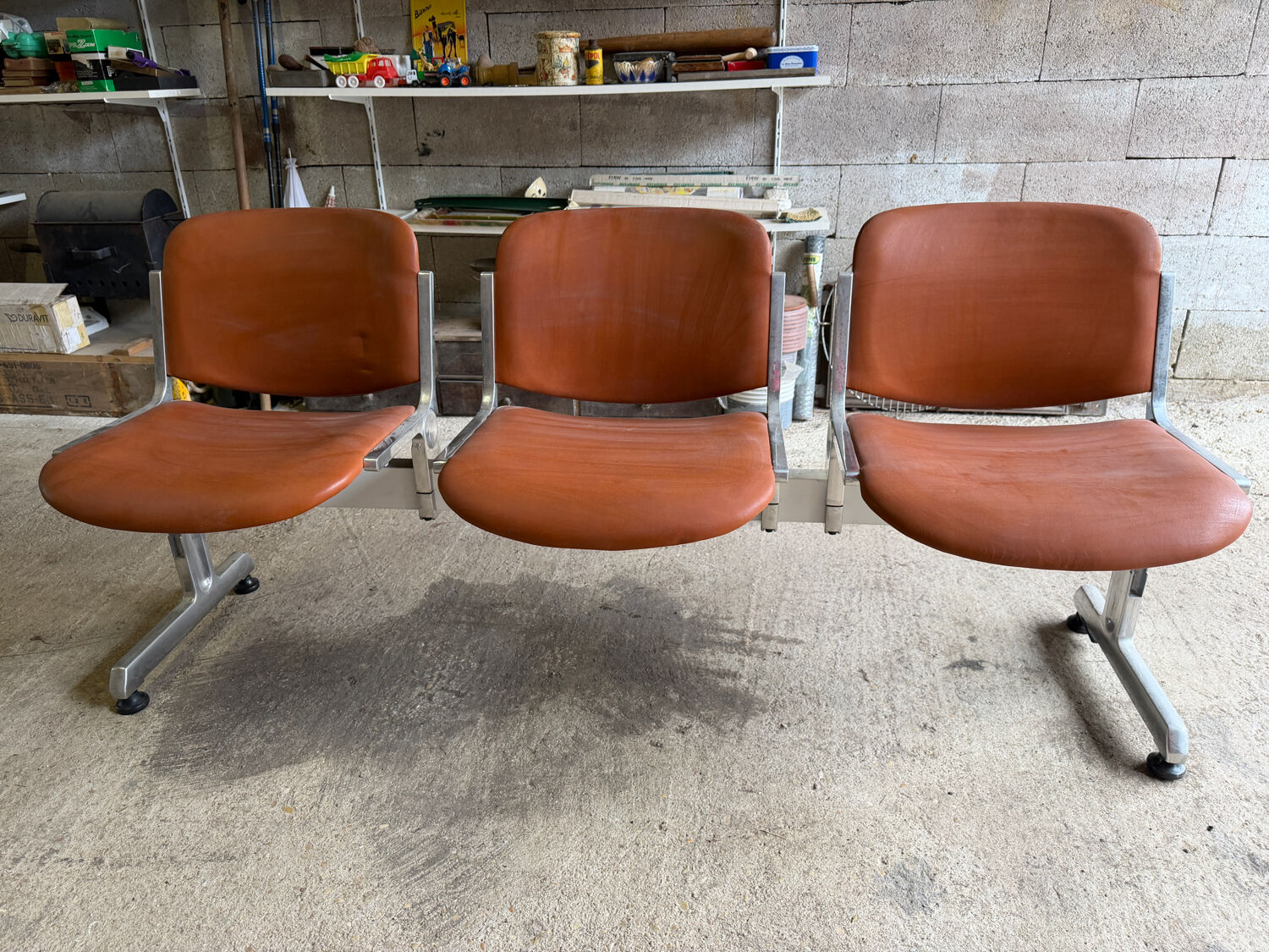 Vintage 3-seater bench for waiting room from the 1970s.