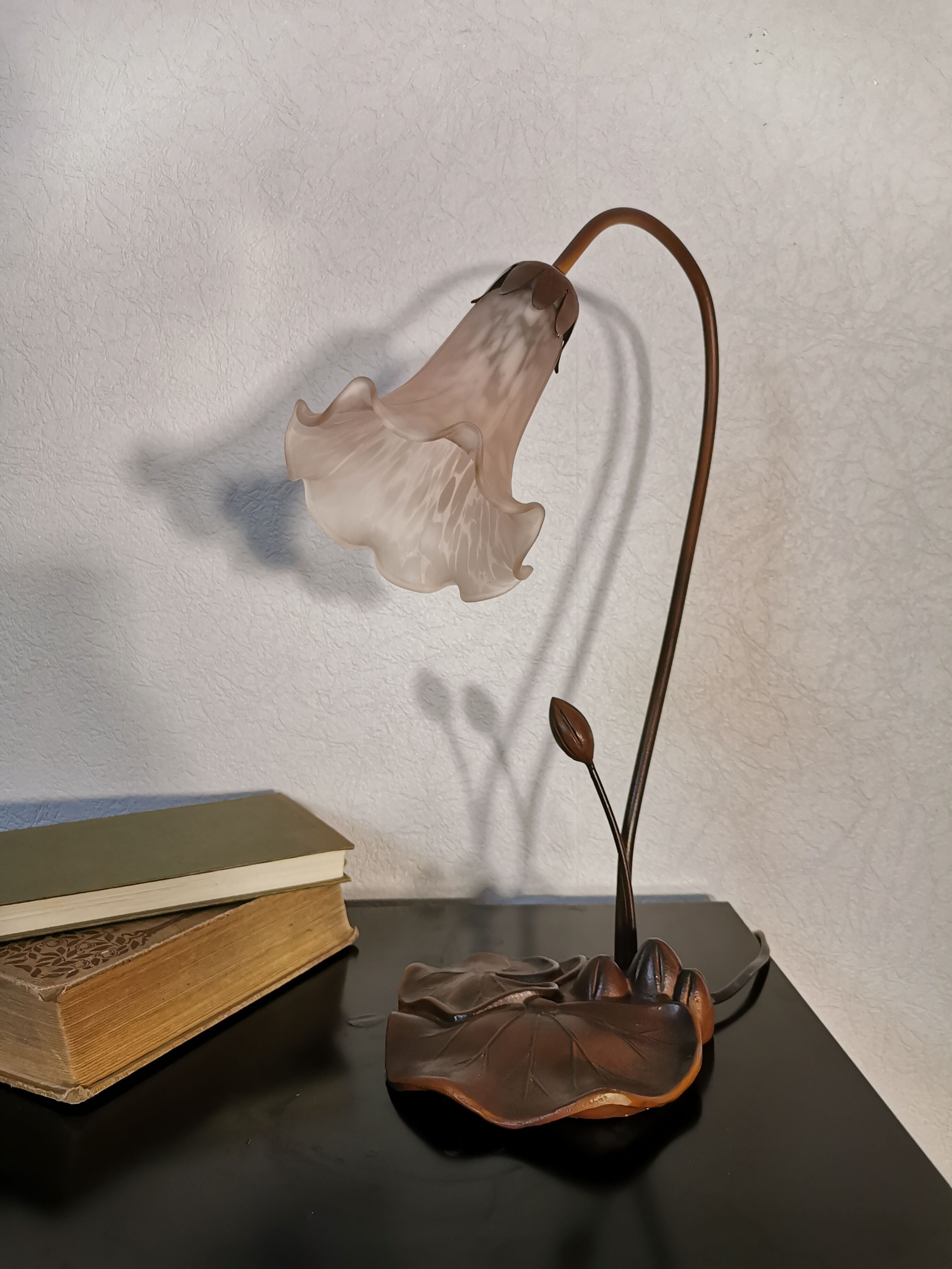 Lampe nénuphar en laiton et pâte de verre, style art nouveau.