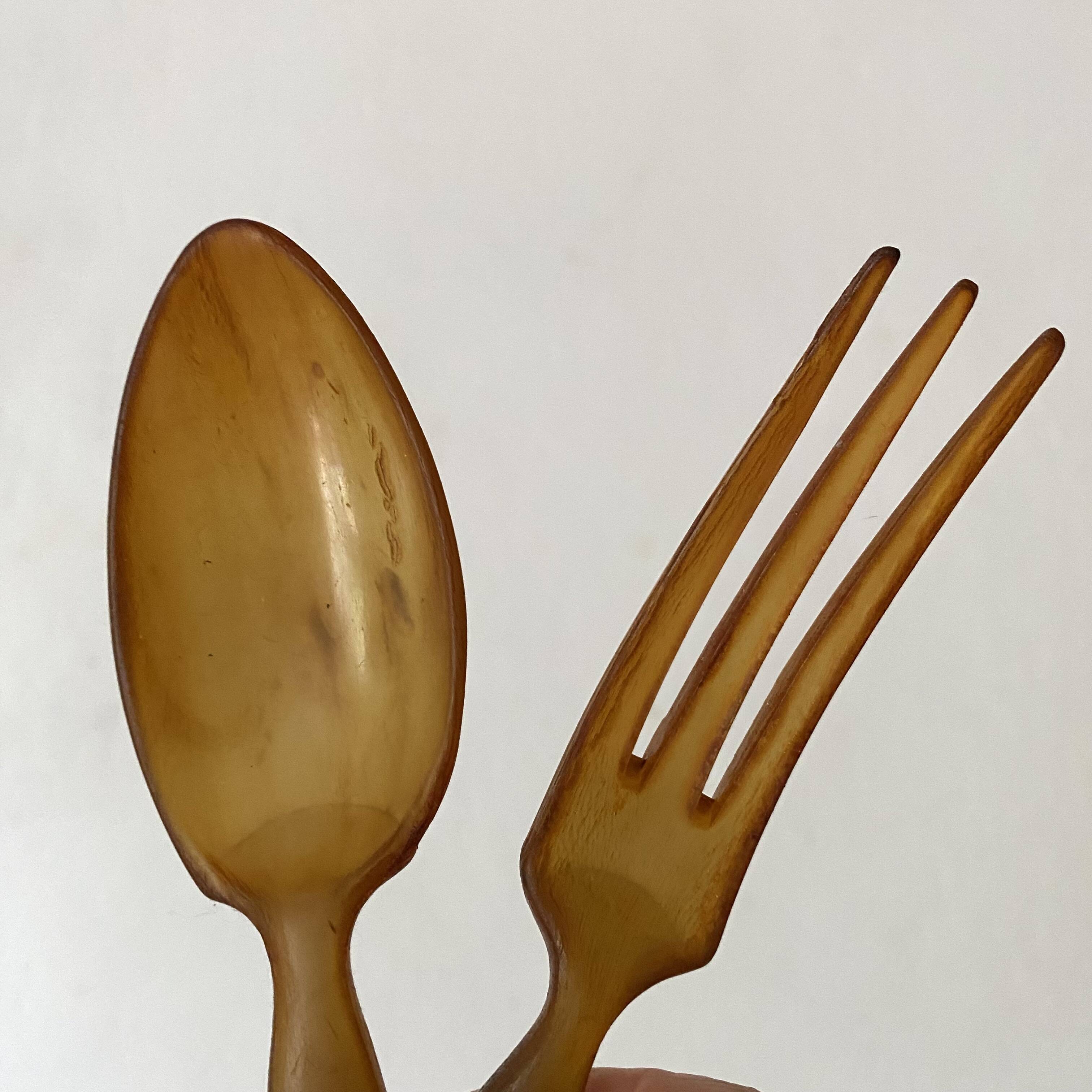 Couverts à salade anciens en corne et métal ciselé