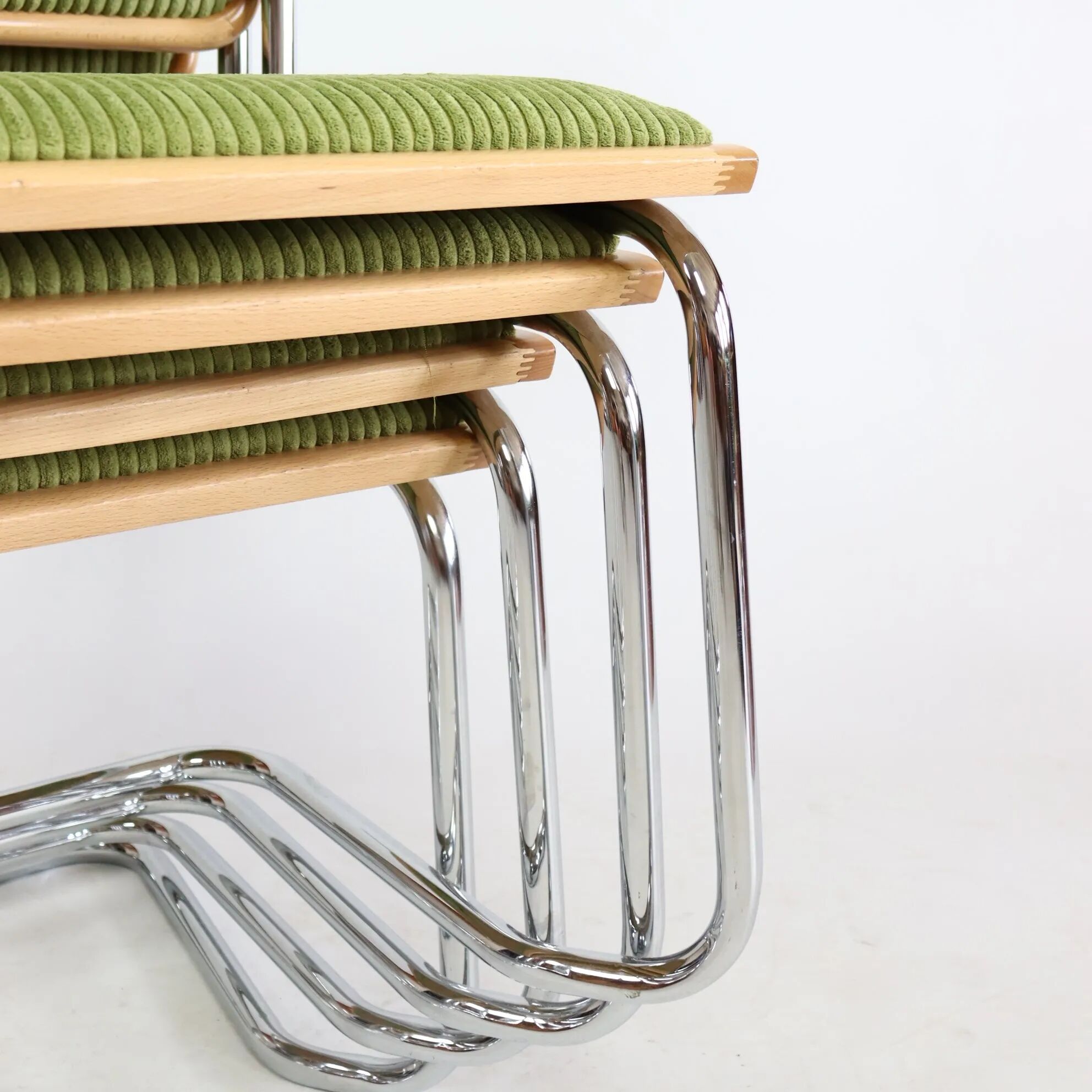 Série de quatre chaises B32