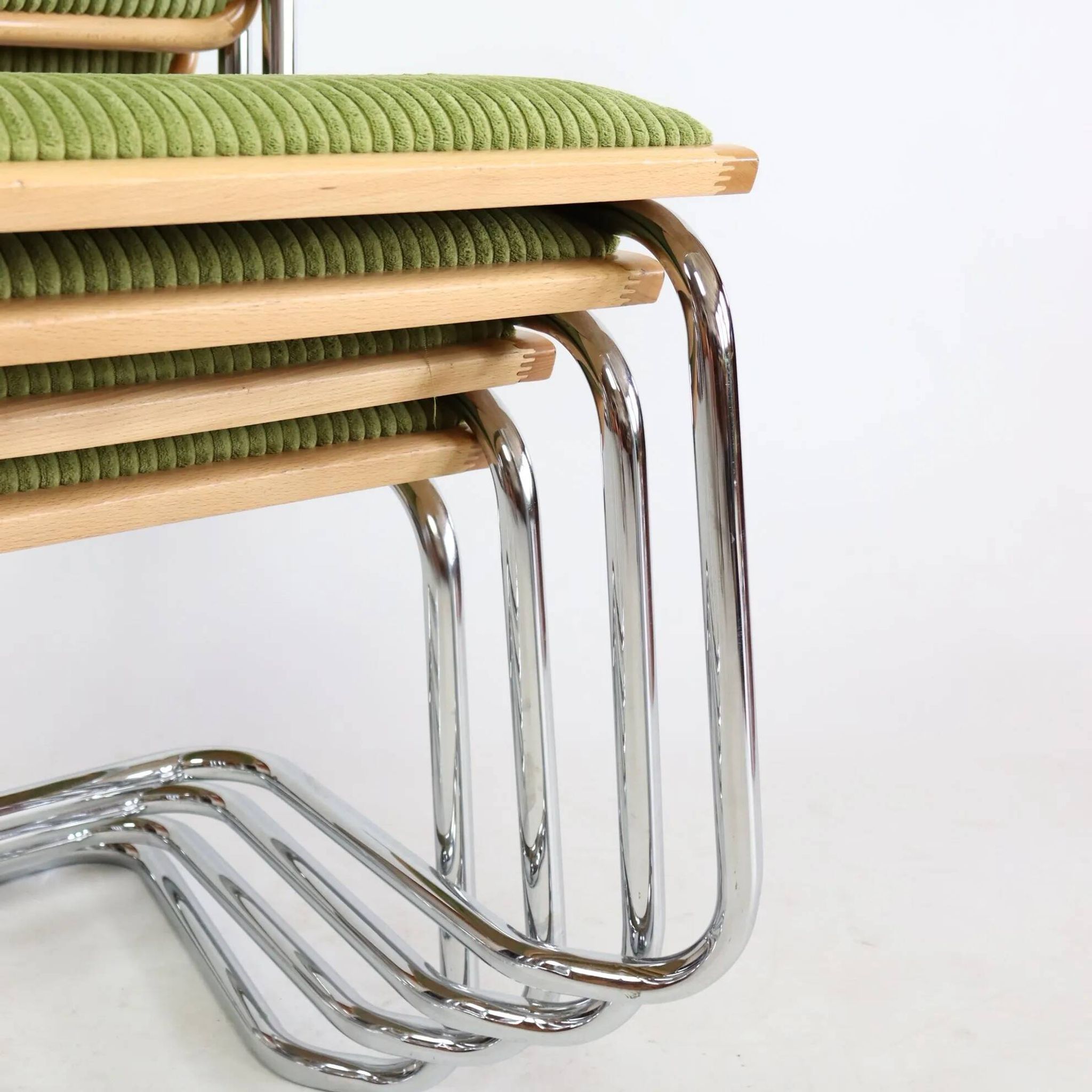 Série de quatre chaises B32