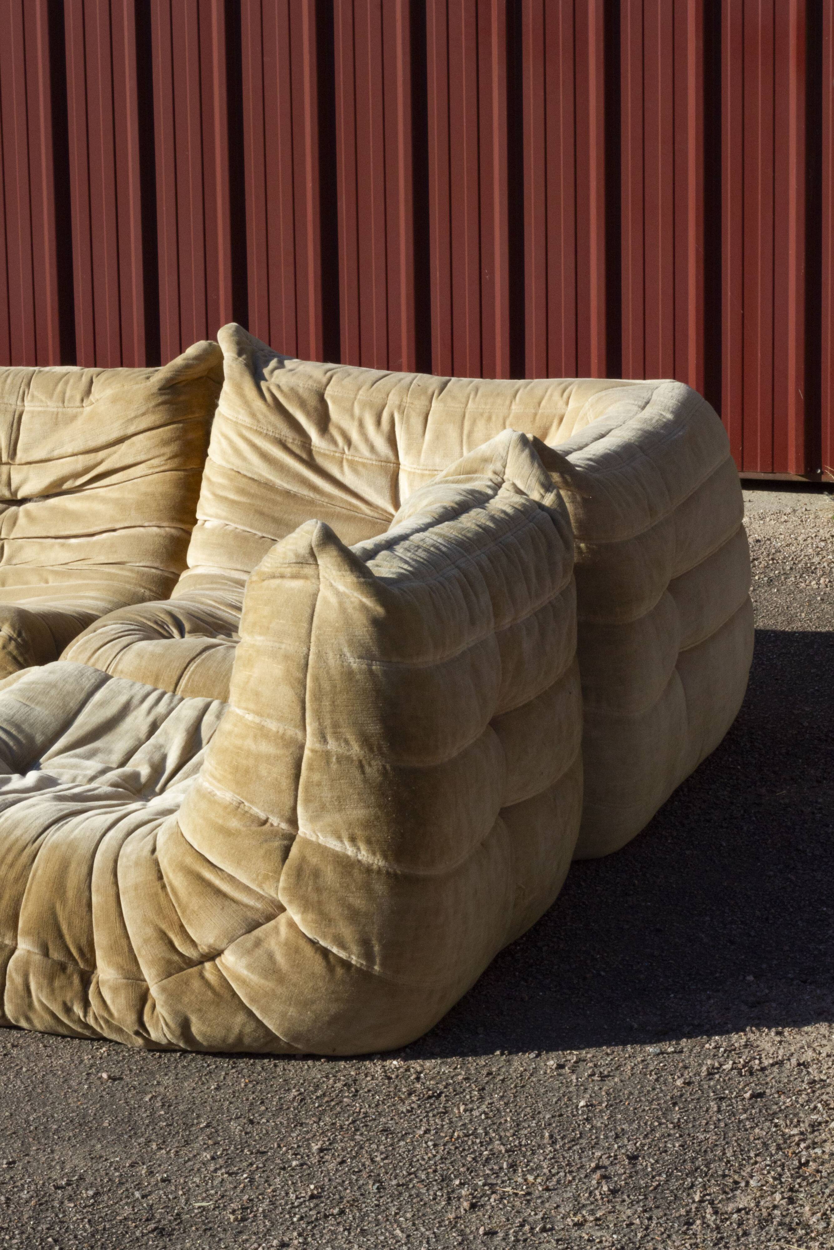 Canapé Togo 4 places en velours beige par Michel Ducaroy, Ligne Roset, 1973