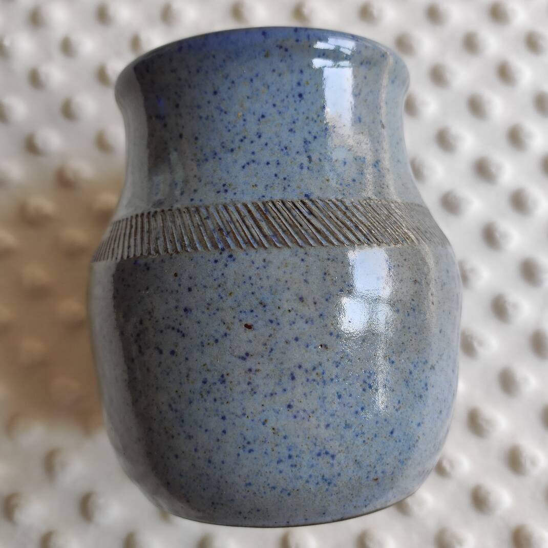 Petit vase en grès bleu