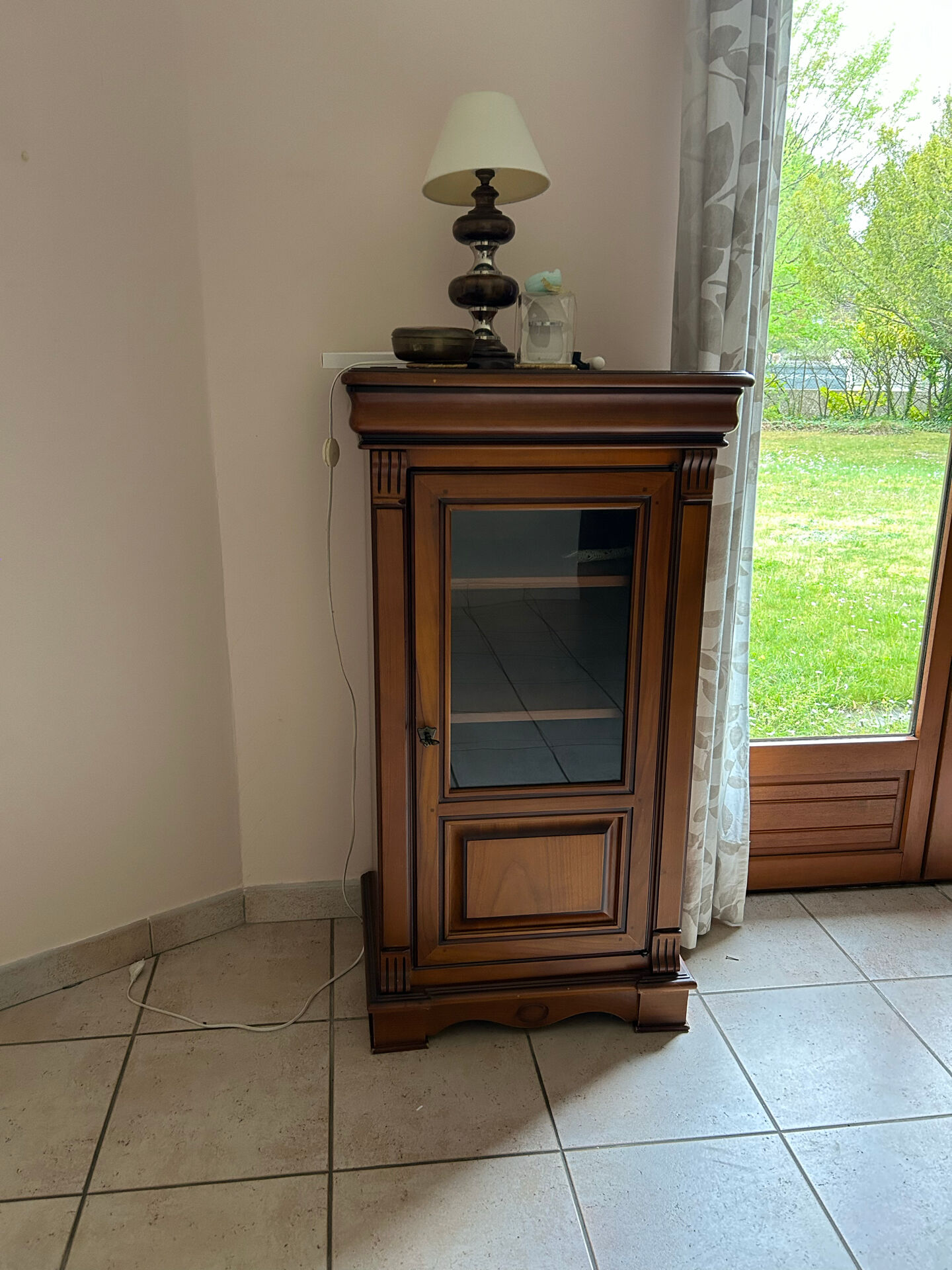 Petit meuble d’appoint vitré en merisier