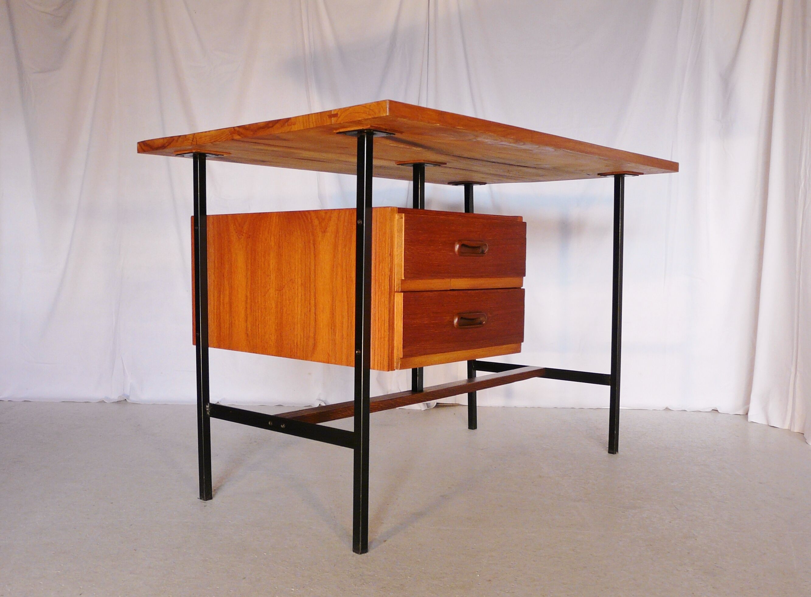 Modernist vintage desk in wood and black lace-up steel
