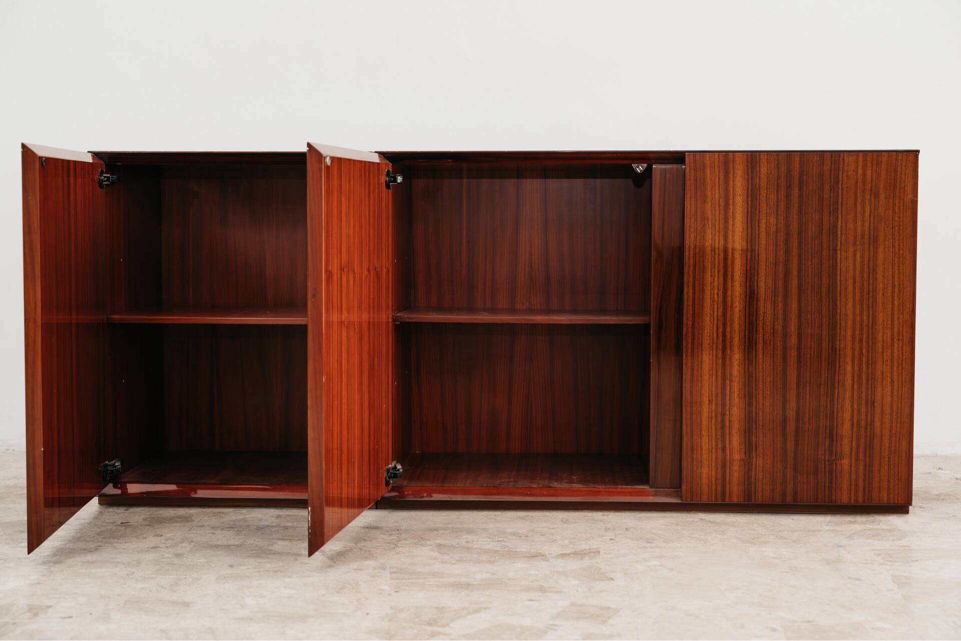 Enfilade en palissandre monumental en bois zèbre laqué de style mid-century.