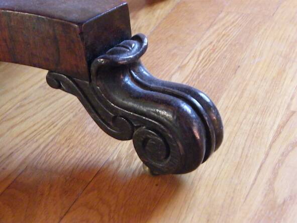 Drop-leaf table in rosewood