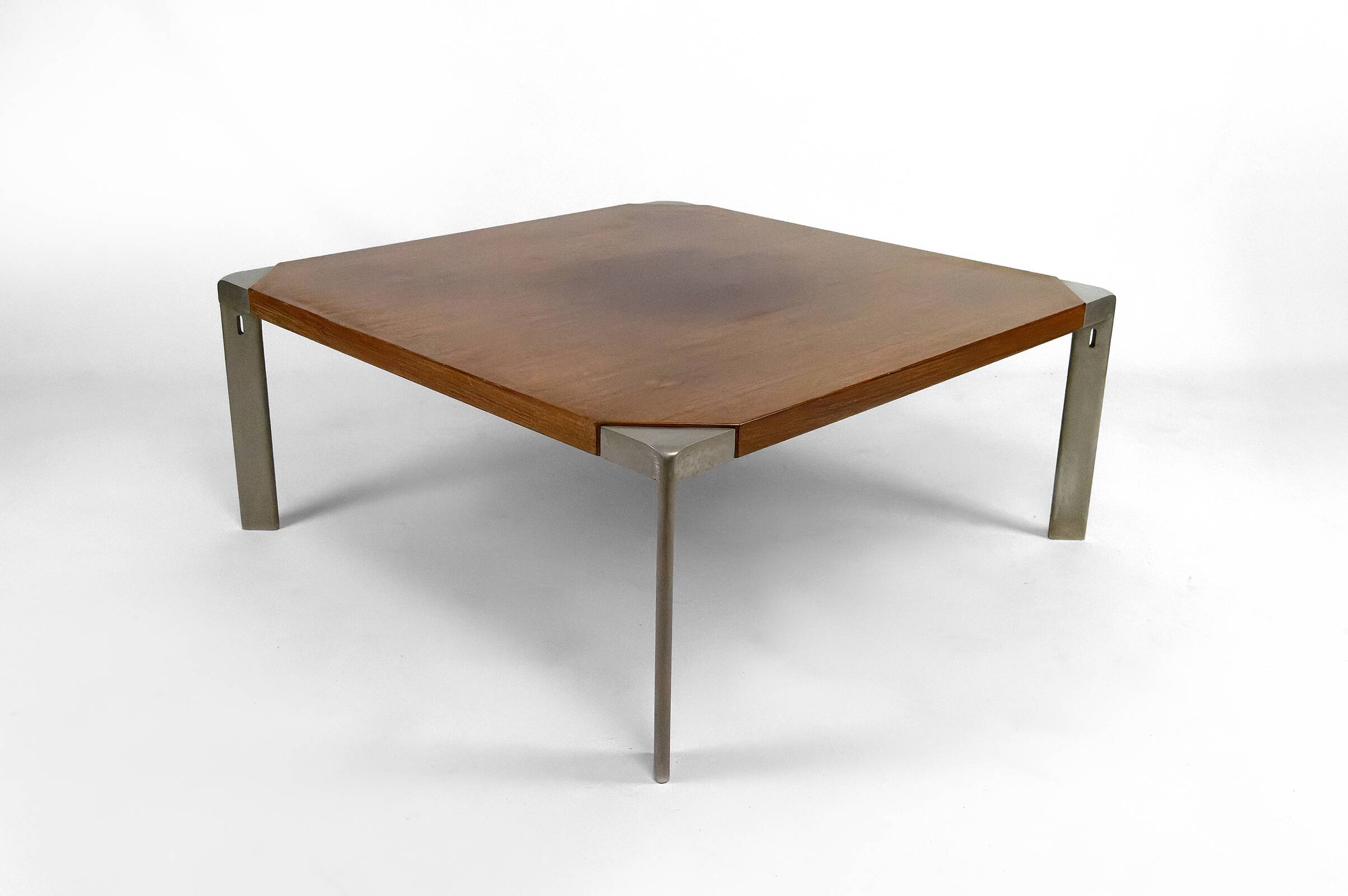 Walnut and aluminum coffee table, by Osvaldo Borsani for Tecno, Italy, Circa 1970