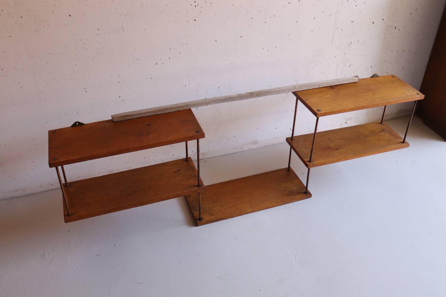Wall shelf in oak and copper from the 50s