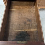 Bureau de style Louis XVI en bois de noyer Fin du XIX siècle
