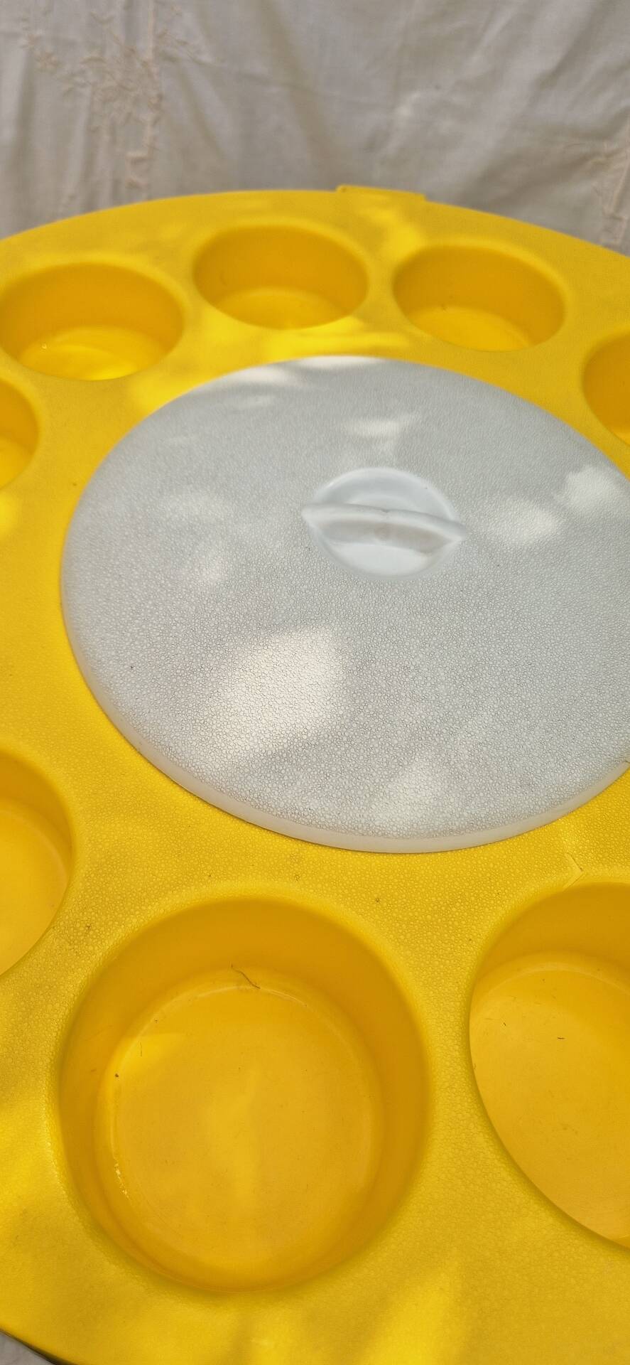 Serving trolley for drinks in yellow plastic, space age 1970.