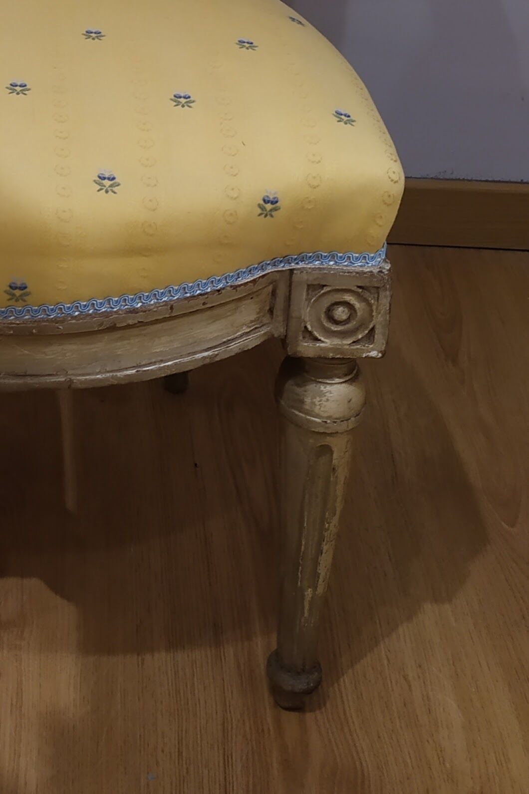 Medallion back chair Louis XVI