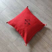Coussin marocain rouge à pompon en coton