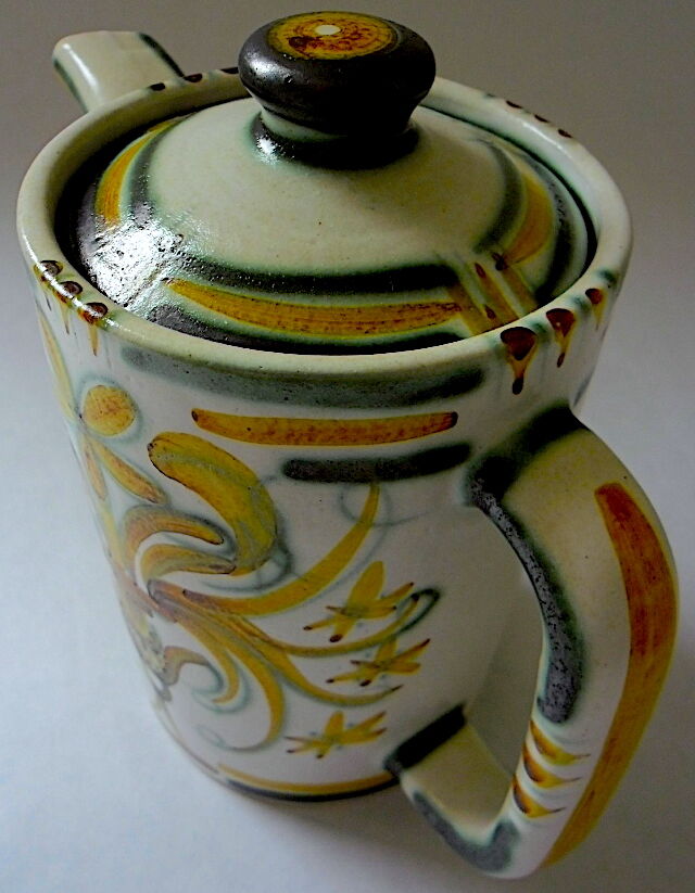 Quimper's "vintage" earthenware teapot, Keraluc workshop
