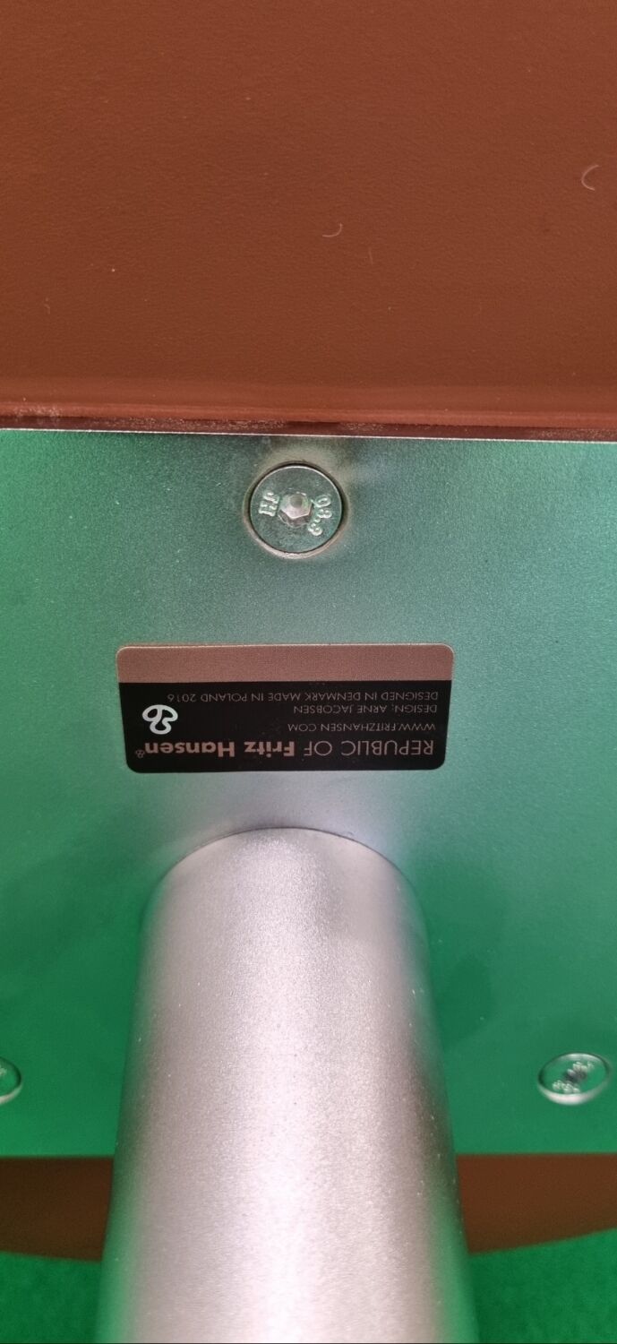 Arne Jacobsen Swan chair by Fritz Hansen