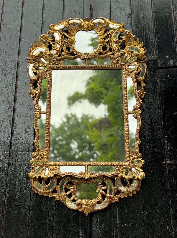 Miroir de style baroque en bois sculpté et doré, Empire Austro-hongrois, début XIXème siècle