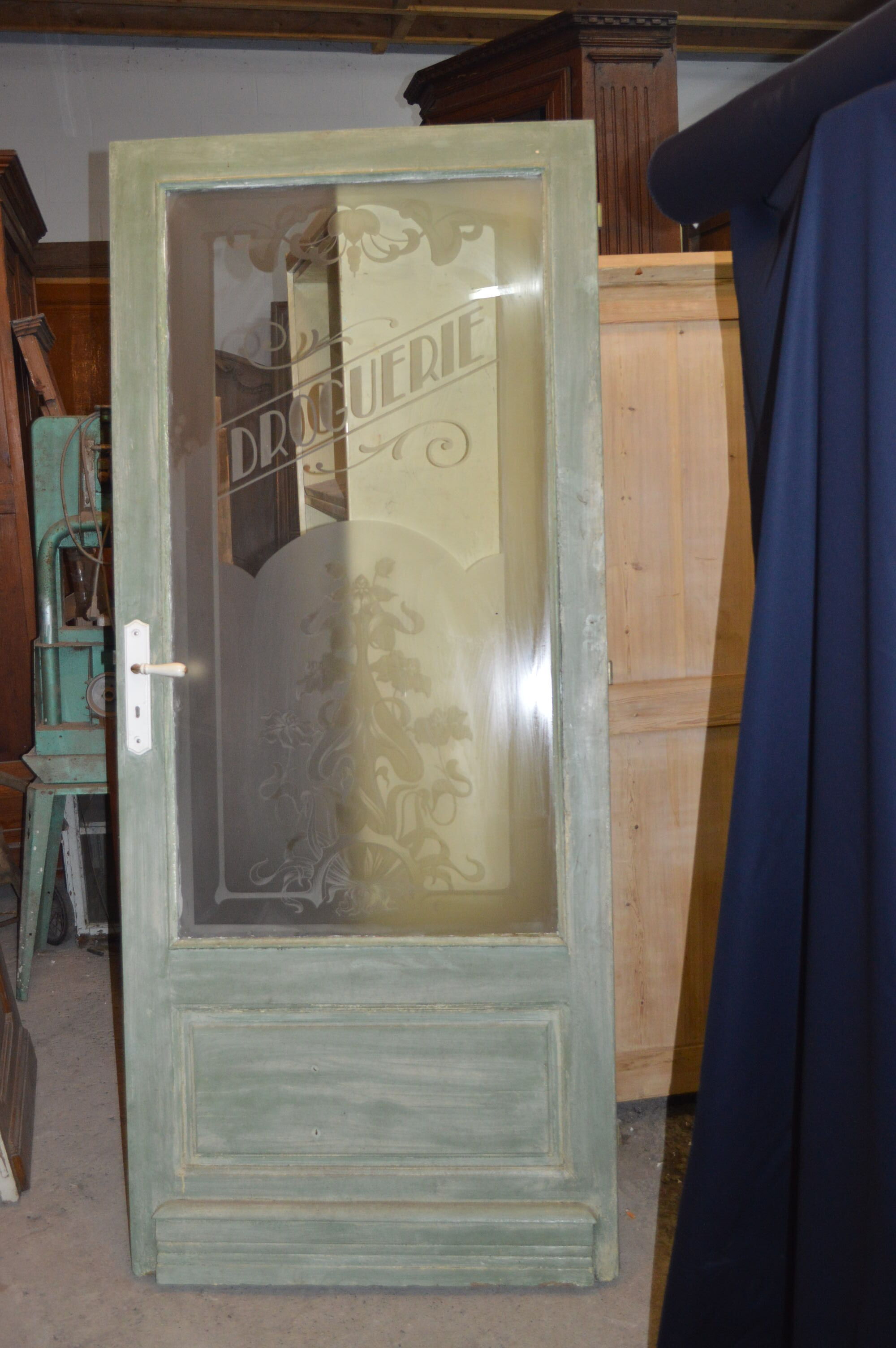 Porte avec un verre gravé "droguerie"