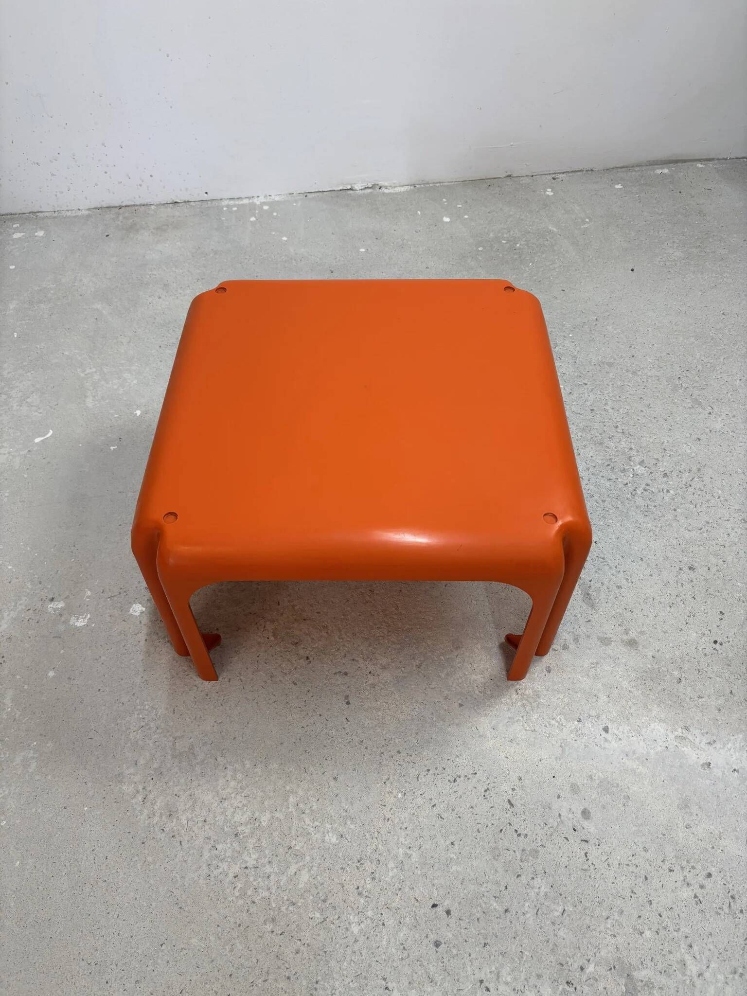 Elena orange coffee table — Vico Magistretti — Metra