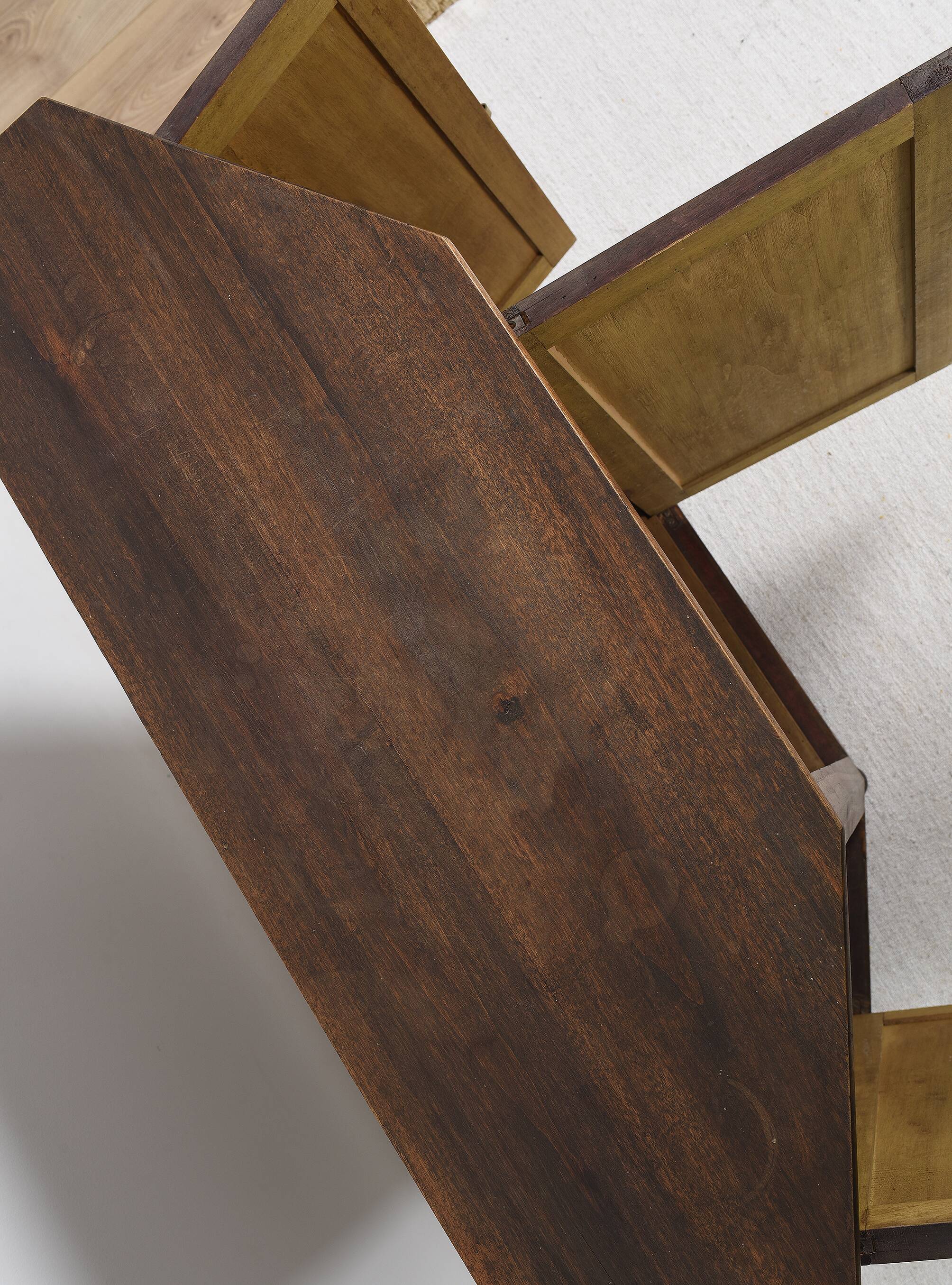 Buffet ou armoire d'angle, à 3 faces, en bois massif, sculpté et peint.