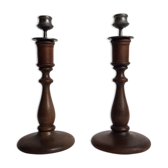 Paire de bougeoirs en bois tourné et étain, 30 cm
