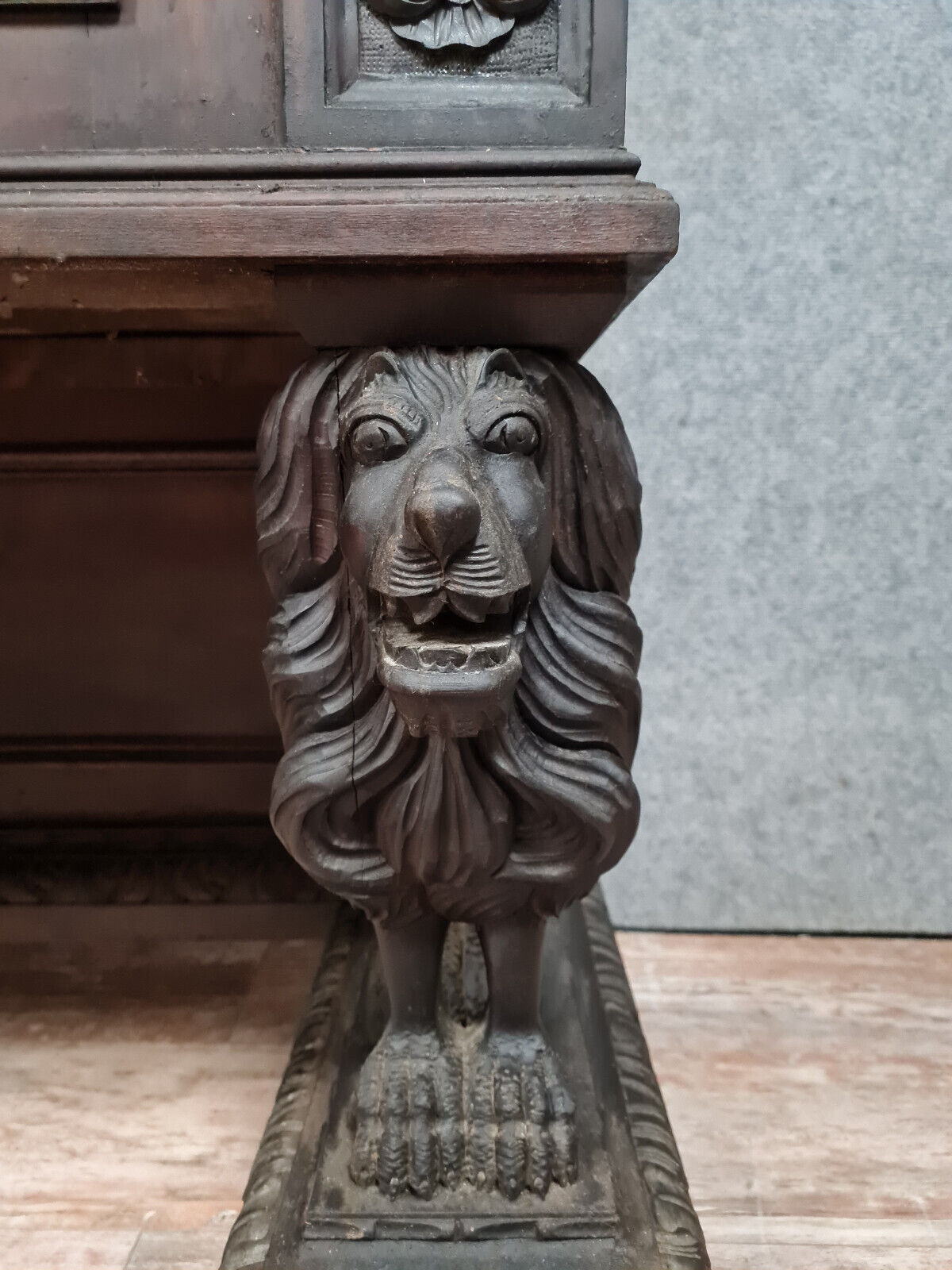 Renaissance cabinet in solid walnut entirely carved around 1850