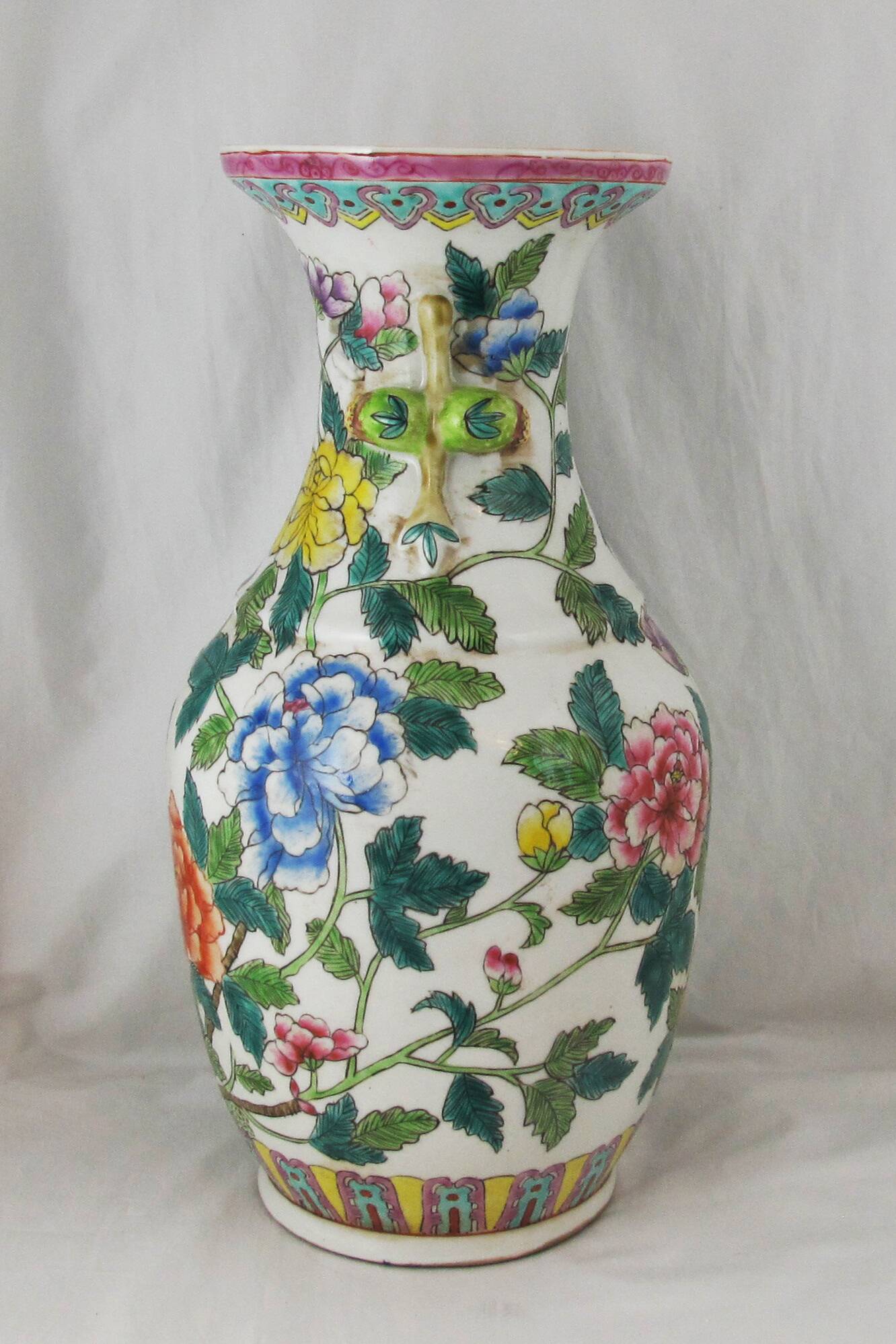 Chinese famille rose porcelain vase 20th century