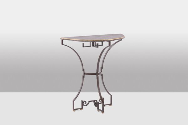 Paire de consoles de forme demi-lune. Travail d’artisan d’art.