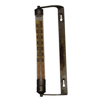 Wall-mounted industrial thermometer