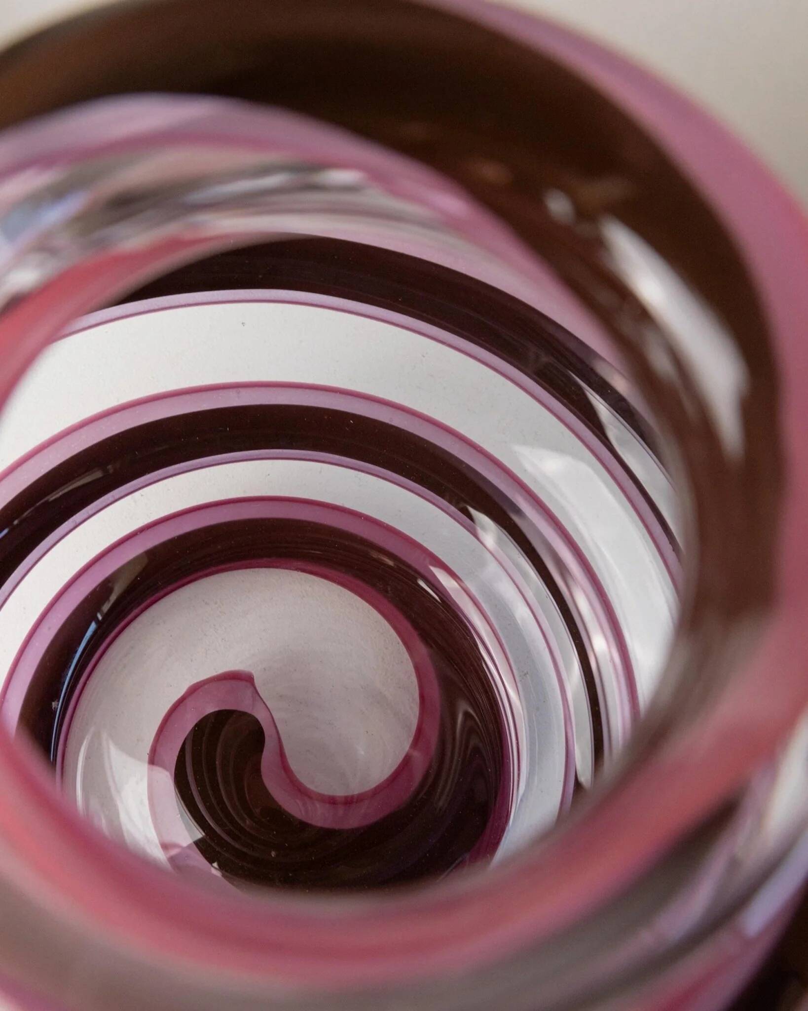 Vase en verre Murano XXL en verre clair avec des rayures violettes, verre d'art italien des années 1970.