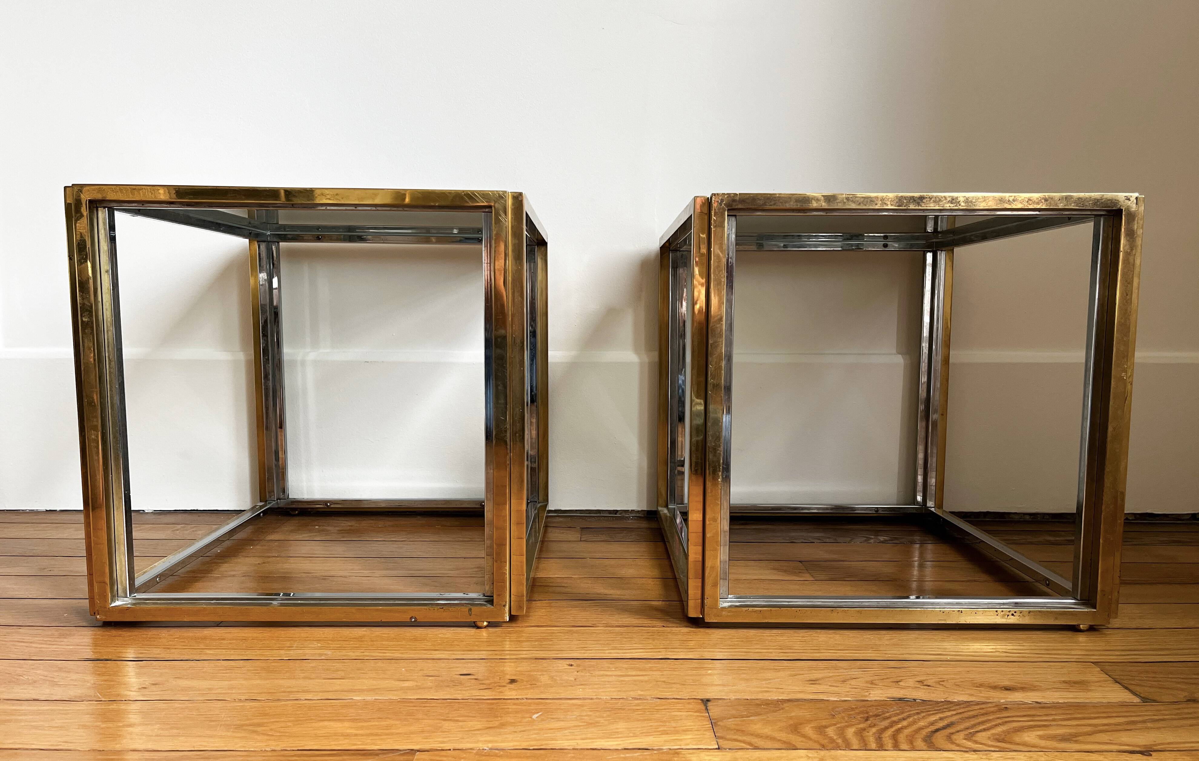 Paire de gueridon / bouts de canapé / chevets, chrome et doré, 1970s