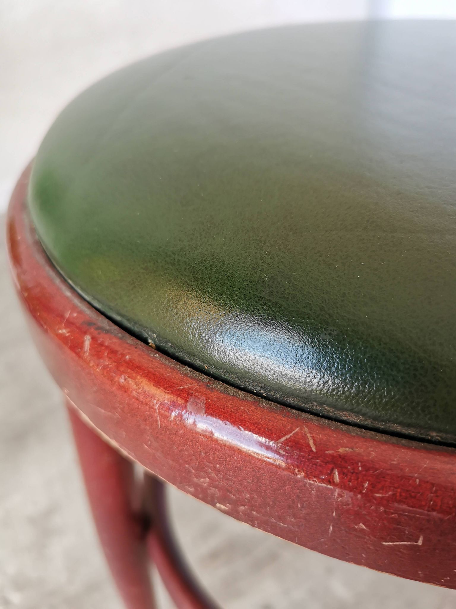 Tabouret de pub irlandais vintage : assise en cuir vert, bois courbé, style Thonet