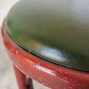 Tabouret de pub irlandais vintage : assise en cuir vert, bois courbé, style Thonet