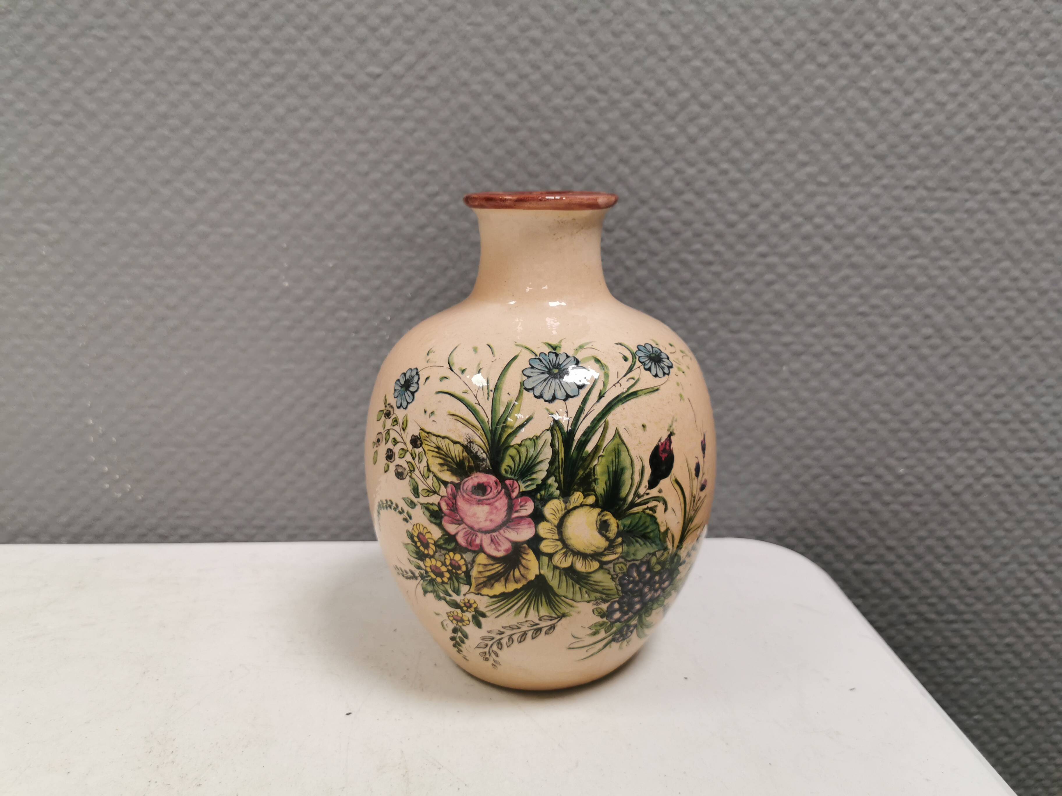 Italian vase from the 70s, in a delicate pink color with floral decoration.