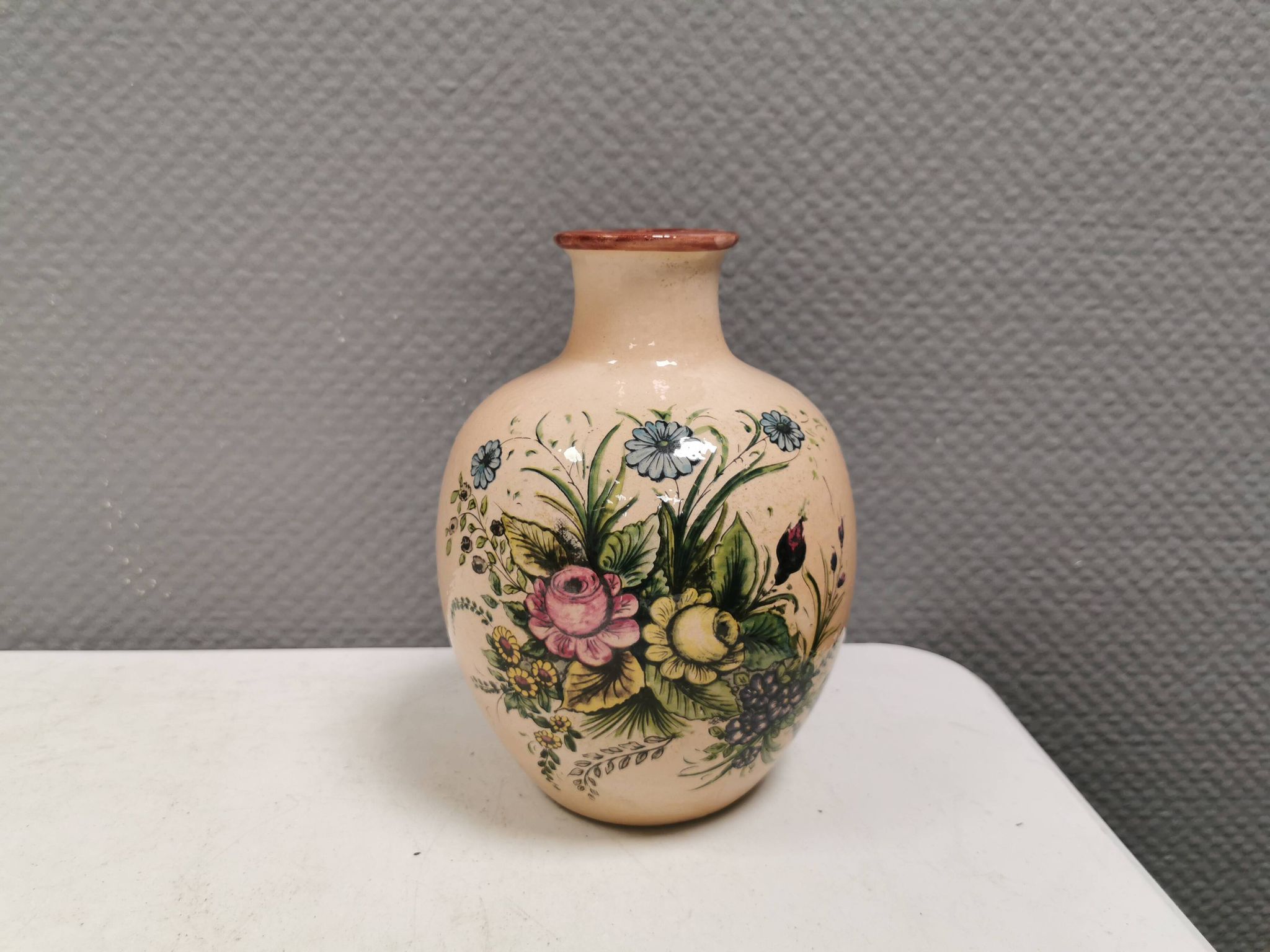 Italian vase from the 70s, in a delicate pink color with floral decoration.
